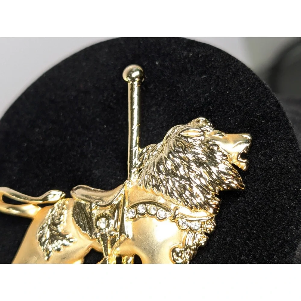 VINTAGE GOLDTONE SATIN CAROUSEL LION BROOCH‎